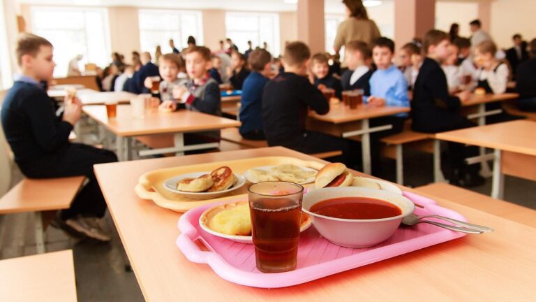 Учні початкових класів харчуватимуться безоплатно