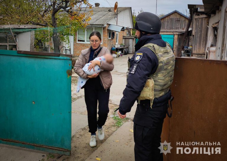 Поліцейські евакуювали двох чоловіків, жінку та немовля з прифронтової Степногірської громади Запорізької області