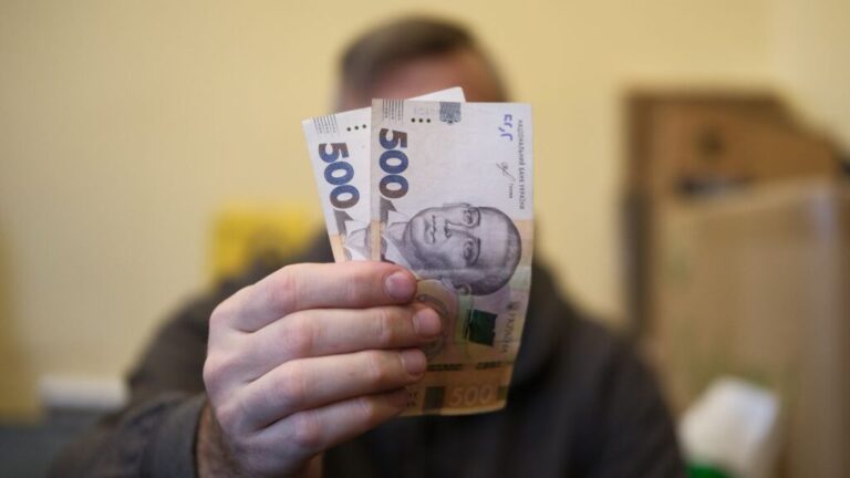 Два мільйони українців зможуть отримати «тисячу Зеленського» у відділеннях «Укрпошти»