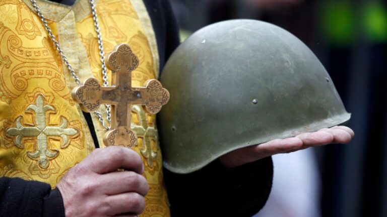 Кабмін дозволив бронювати священників від мобілізації