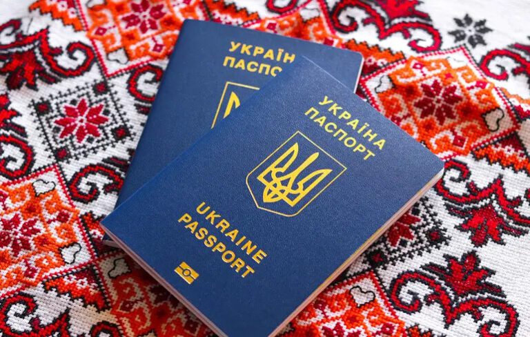 Чоловіки та дружини українських військових зможуть отримати громадянство за спрощеною процедурою — президент