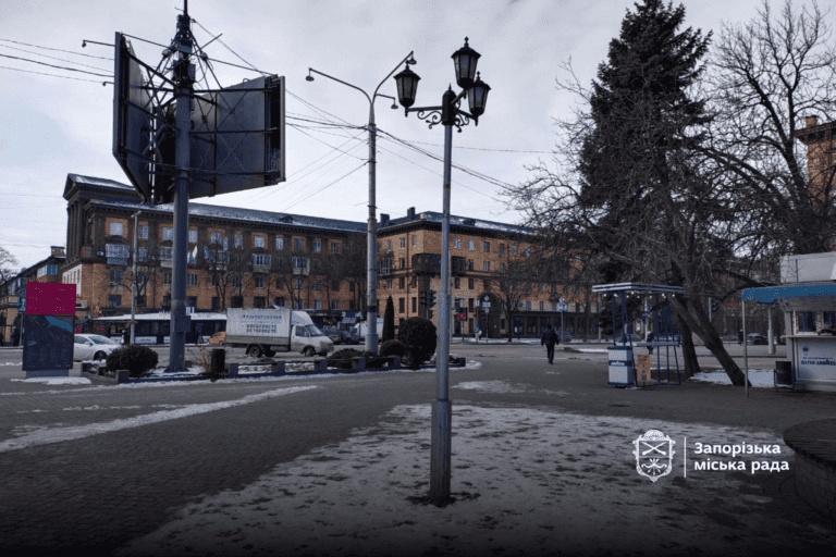 У центрі Запоріжжя оновлюють вуличні ліхтарі