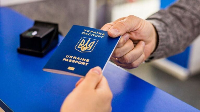 Україна відновлює видачу паспортів чоловікам, які перебувають за кордоном