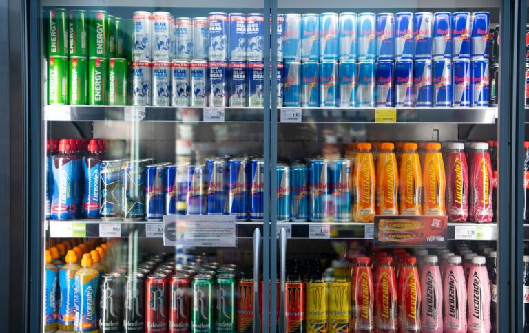 В Україні хочуть заборонити продаж енергетиків дітям