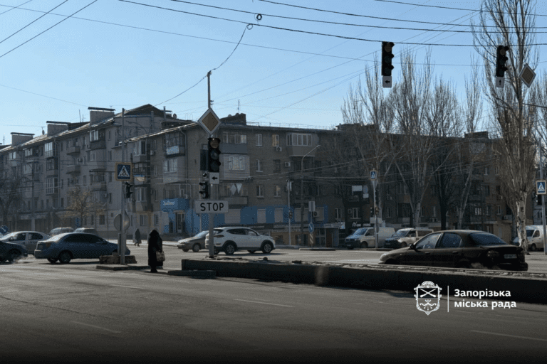 Нові світлофори, тактильна плитка, звукові сигнали: у центрі Запоріжжя оновили перехрестя
