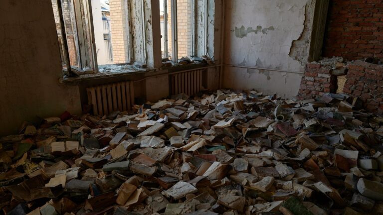 Молодь на окупованих територіях організовує таємні книжкові клуби, щоб читати українське, — The Guardian