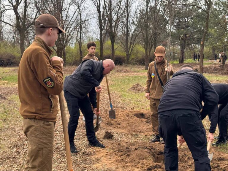 «Парк Честі»: у Запоріжжі висадили дуби на згадку про полеглих оборонців