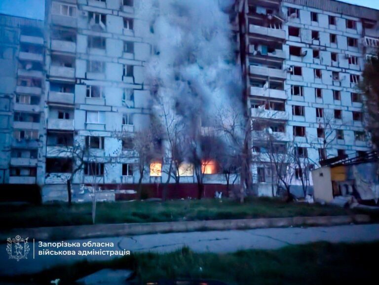 РФ атакувала Запоріжжя та область: виникли пожежі в багатоповерхівці та на АЗС