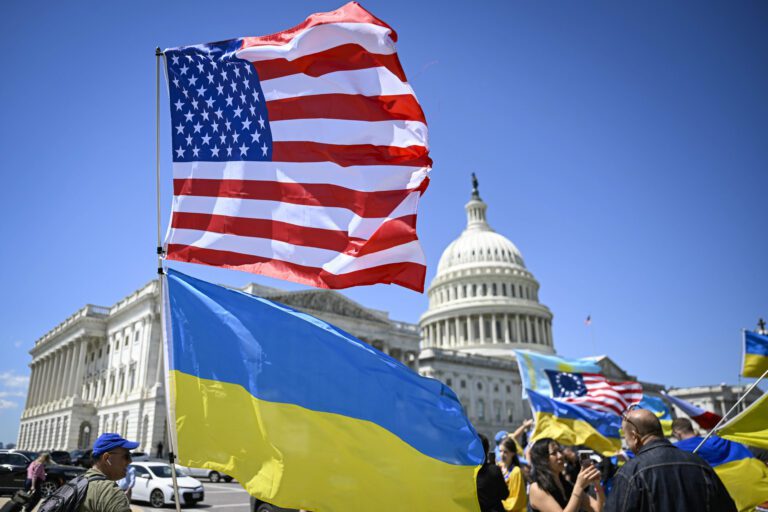 Трамп хоче депортувати зі США 200 тисяч українців